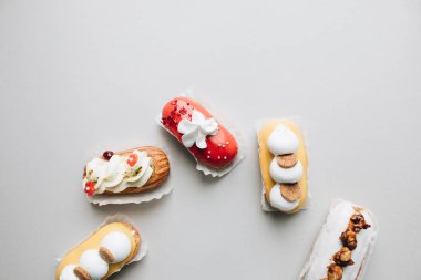 gri arka plan üzerinde çeşitli lezzetli tatlılar 