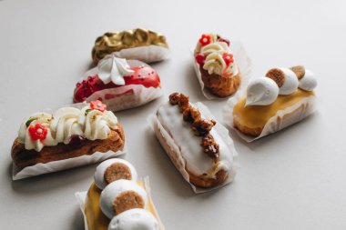 gri arka plan üzerinde çeşitli lezzetli tatlılar 