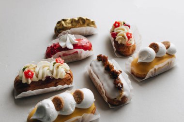 gri arka plan üzerinde çeşitli lezzetli tatlılar 