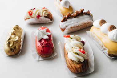 gri arka plan üzerinde çeşitli lezzetli tatlılar 