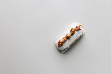 gri arka plan üzerinde beyaz krema ile lezzetli tatlı 