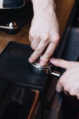 Adam kafede kahve hazırlama 