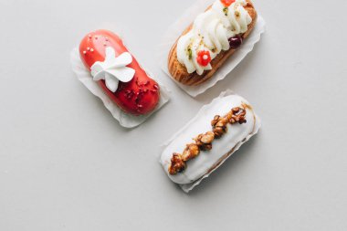 gri arka plan üzerinde çeşitli lezzetli tatlılar 