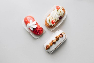 gri arka plan üzerinde çeşitli lezzetli tatlılar 