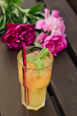 masaya yaz kokteyl, yaz içki, pembe peony çiçek bardak