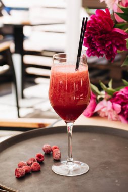 lezzetli yaz kokteyl cam çilek ile 