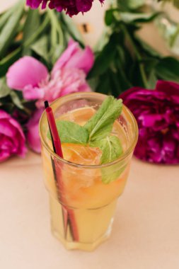 ahşap masa üzerinde lezzetli tropikal kokteyl ile nane yaprakları