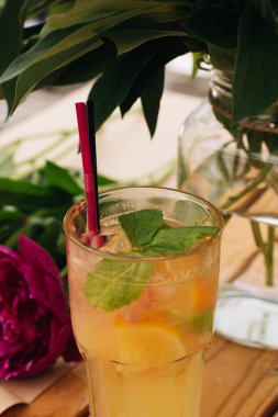 ahşap masa üzerinde lezzetli tropikal kokteyl ile nane yaprakları
