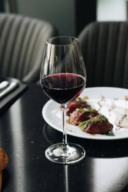 restoranda masada kırmızı şarap bardağı 
