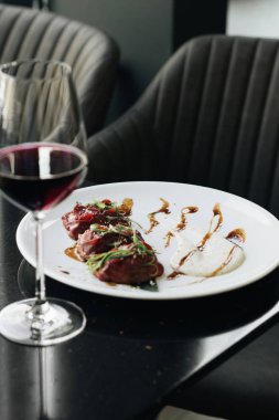 restoranda masada kırmızı şarap bardağı 