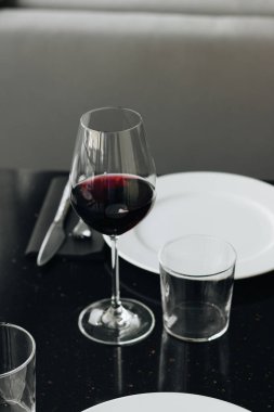 restoranda masada kırmızı şarap bardağı 