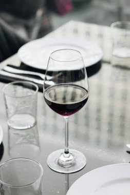 restoranda masada kırmızı şarap bardağı 