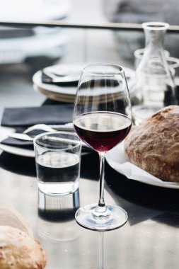 bardağı Kırmızı şarap ve ekmek Restoran tablo 