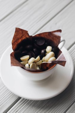 beyaz fincan lezzetli tatlı çikolata damla düz lay