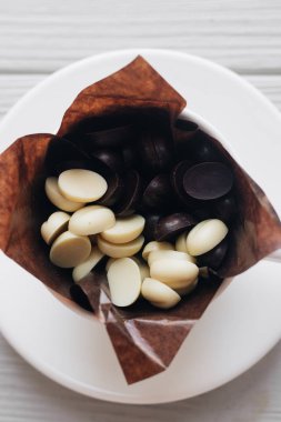 beyaz fincan lezzetli tatlı çikolata damla düz lay