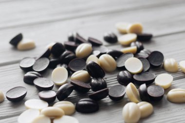 lezzetli tatlı çikolata damla Beyaz ahşap zemin üzerinde düz lay