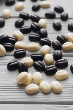 lezzetli tatlı çikolata damla Beyaz ahşap zemin üzerinde düz lay