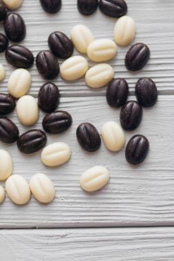 lezzetli tatlı çikolata damla Beyaz ahşap zemin üzerinde düz lay