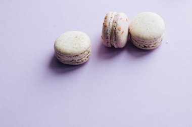kompozisyon mor tablo, tatlı tatlı lezzetli macaroons 