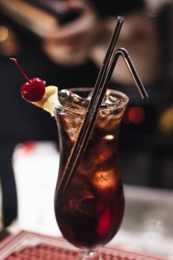 buz küpleri, kiraz ve payet ile lezzetli kokteyl çubuk 