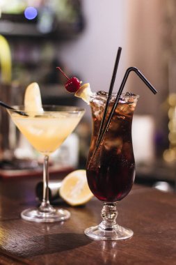 buz, kiraz ve payet ile iki lezzetli kokteyller çubuk 