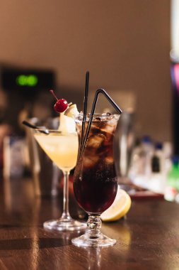 buz, kiraz ve payet ile iki lezzetli kokteyller çubuk 