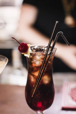 buz küpleri, kiraz ve payet ile lezzetli kokteyl çubuk 
