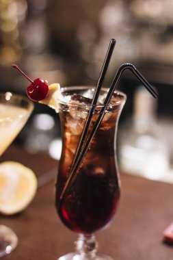buz küpleri, kiraz ve payet ile lezzetli kokteyl çubuk 