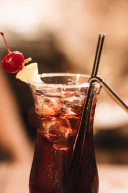 buz küpleri, kiraz ve payet ile lezzetli kokteyl çubuk 
