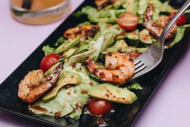 lezzetli fırında sebze ve karides tepsi 