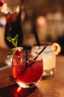 buz küpleri, kiraz ve payet ile lezzetli kokteyl çubuk 