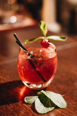 buz küpleri, kiraz ve payet ile lezzetli kokteyl çubuk 