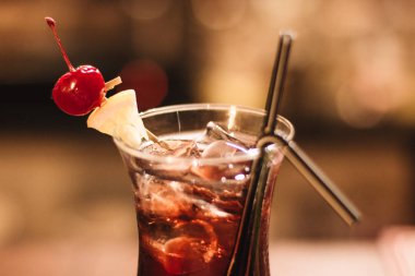 buz küpleri, kiraz ve payet ile lezzetli kokteyl çubuk 