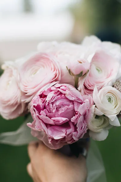 Hermoso Ramo Primavera Con Tiernas Flores Ranúnculo Rosa Elegante Decoración — Foto de Stock