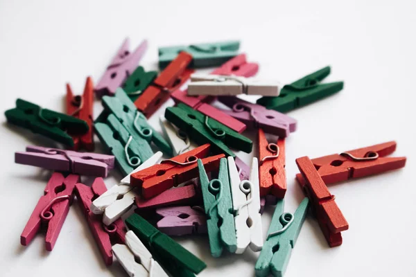 dağınık giysi beyaz arka plan üzerinde izole mandal yığını