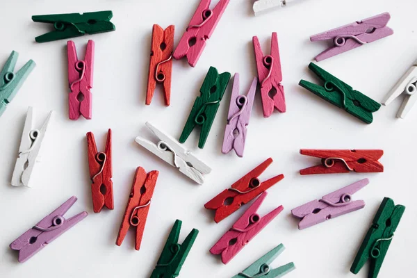 dağınık giysi beyaz arka plan üzerinde izole mandal yığını