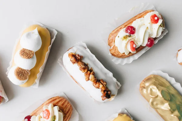 gri arka plan üzerinde çeşitli lezzetli tatlılar 