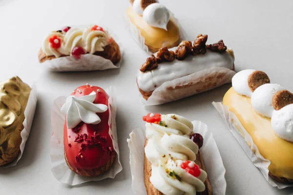 gri arka plan üzerinde çeşitli lezzetli tatlılar 