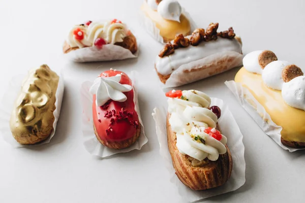 gri arka plan üzerinde çeşitli lezzetli tatlılar 