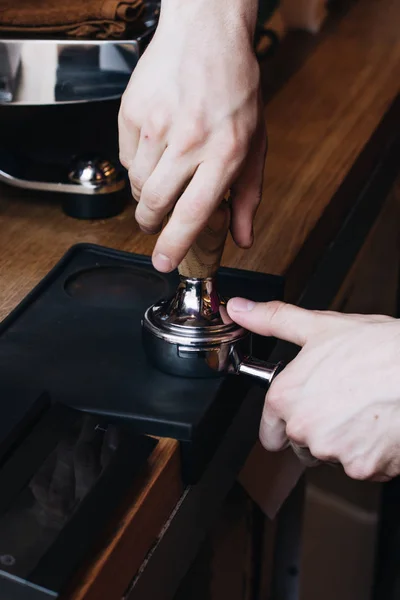 Homme Préparant Café Dans Café — Photo