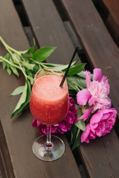 masaya yaz kokteyl, yaz içki, pembe peony çiçek bardak