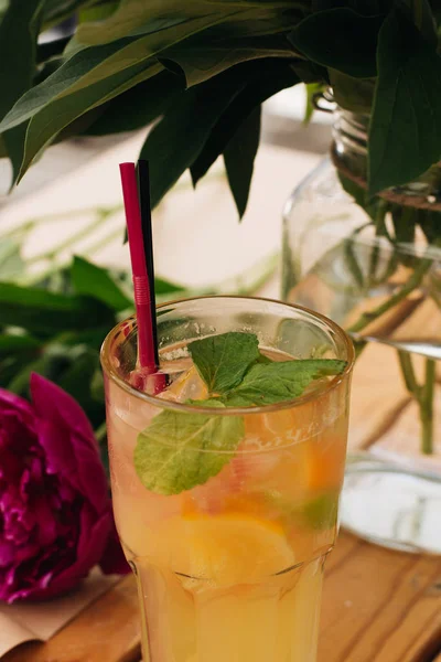 ahşap masa üzerinde lezzetli tropikal kokteyl ile nane yaprakları
