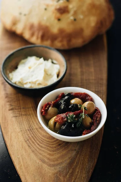 ev yapımı taze ekmek, humus ve zeytin ahşap tahta üzerinde 