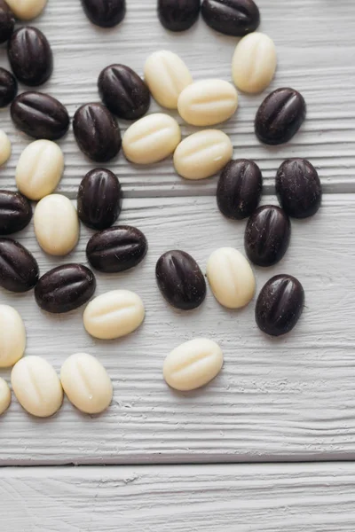 lezzetli tatlı çikolata damla Beyaz ahşap zemin üzerinde düz lay