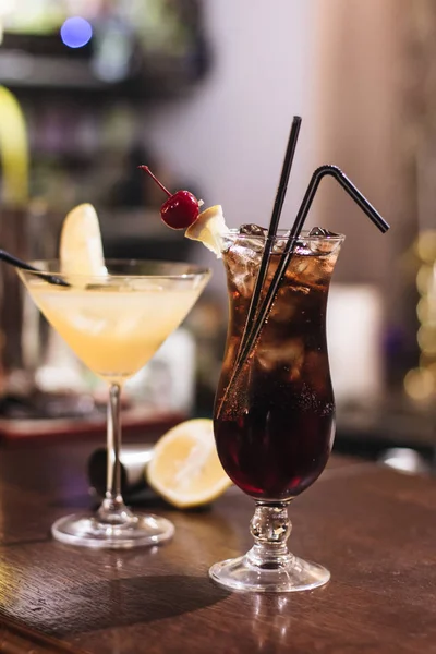 buz, kiraz ve payet ile iki lezzetli kokteyller çubuk 