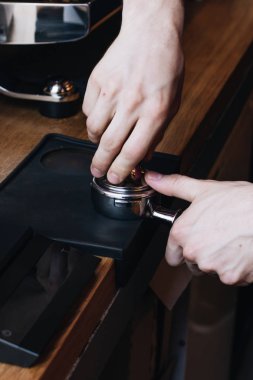 Adam kafede kahve hazırlama 