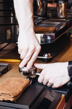 Adam kafede kahve hazırlama 