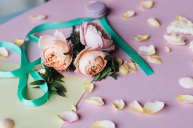 güzel şakayık çiçekleri, şerit ve pembe bir arka plan üzerinde boş kartı 