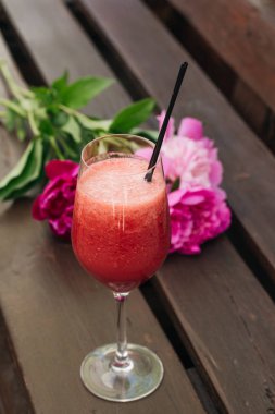 masaya yaz kokteyl, yaz içki, pembe peony çiçek bardak