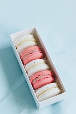 kompozisyon mavi masada, tatlı tatlı lezzetli macaroons 